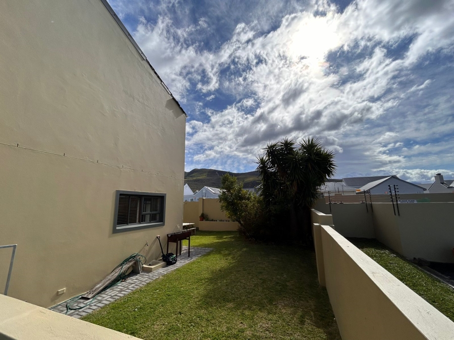 2 Bedroom Property for Sale in Sandbaai Western Cape